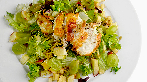 Bunter Salat mit Hähnchenstreifen, Trauben und Apfel